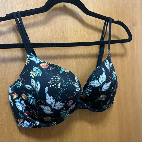 Victoria’s Secret Very Sexy Push-Up Bra on Floral Design - Picture 2 of 8